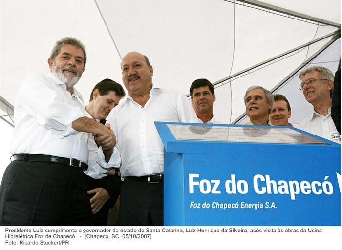 Presidente Lula cumprimenta o governador do estado de Santa Catarina, Luiz Henrique da Silveira, após visita às obras da Usina Hidrelétrica Foz de Chapecó.