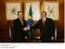 Presidente Lula cumprimenta o presidente da Colômbia, Álvaro Uribe, após reunião dos chefes de Estado e de Governo da América do Sul.