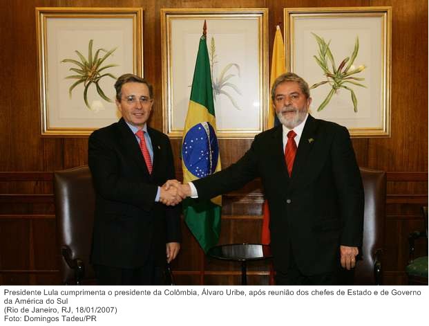 Presidente Lula cumprimenta o presidente da Colômbia, Álvaro Uribe, após reunião dos chefes de Estado e de Governo da América do Sul.