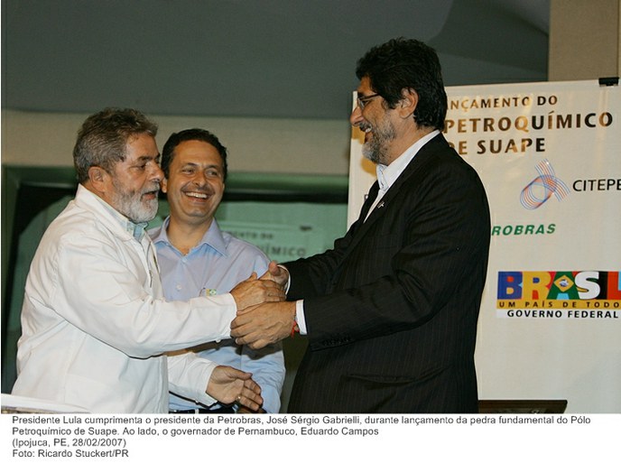 Presidente Lula cumprimenta o presidente da Petrobras, José Sérgio Gabrielli, durante lançamento da pedra fundamental do Pólo Petroquímico de Suape.
