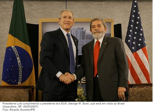 Presidente Lula cumprimenta o presidente dos EUA, George W. Bush, que está em visita ao Brasil.