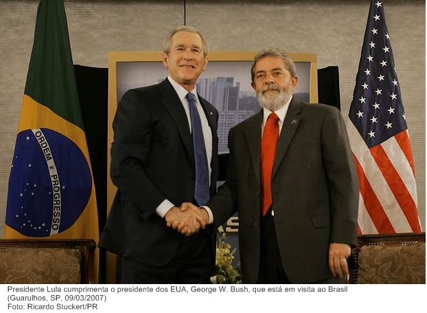 Presidente Lula cumprimenta o presidente dos EUA, George W. Bush, que está em visita ao Brasil.