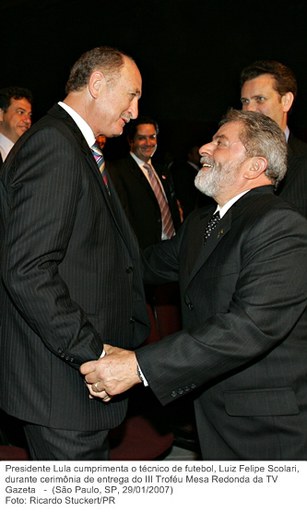 Presidente Lula cumprimenta o técnico de futebol, Luiz Felipe Scolari, durante cerimônia de entrega do III Troféu Mesa Redonda da TV Gazeta.