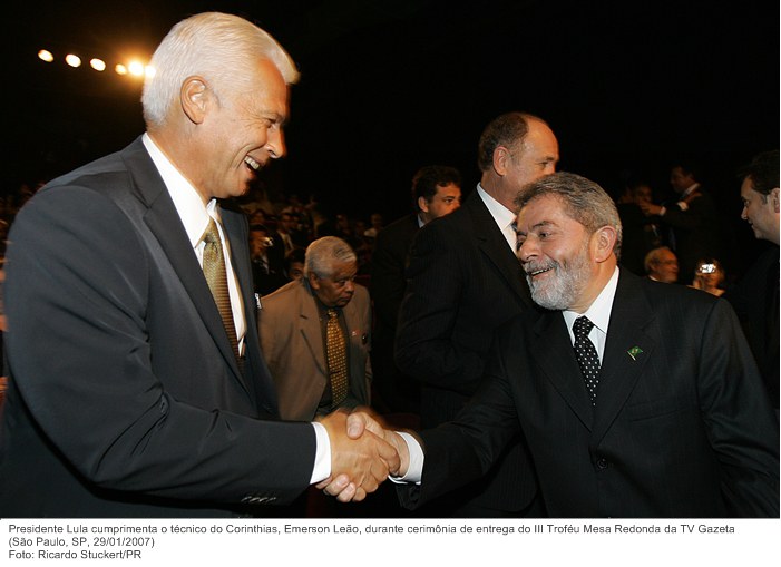 Presidente Lula cumprimenta o técnico do Corinthias, Emerson Leão, durante cerimônia de entrega do III Troféu Mesa Redonda da TV Gazeta.