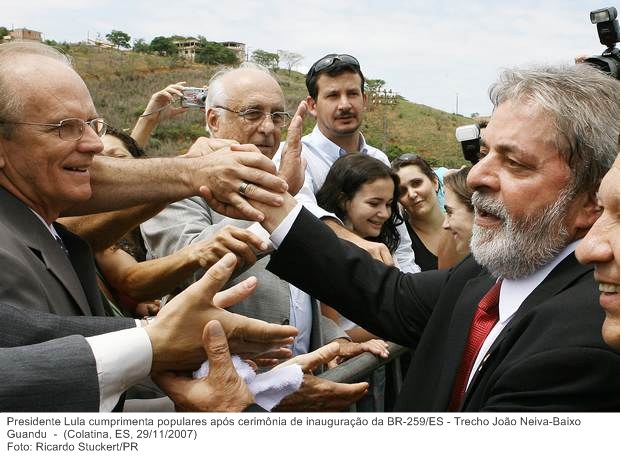 Presidente Lula cumprimenta populares após cerimônia de inauguração da BR-259ES - Trecho João Neiva-Baixo Guandu.