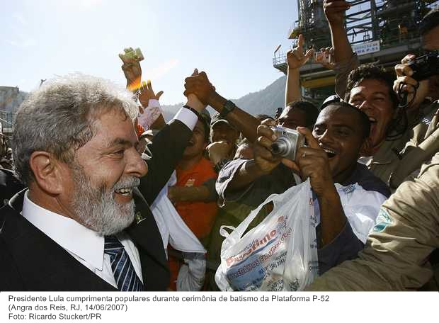 Presidente Lula cumprimenta populares durante cerimônia de batismo da Plataforma P-52.