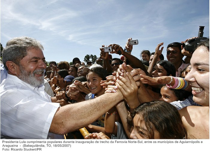 Presidente Lula cumprimenta populares durante inauguração de trecho da Ferrovia Norte-Sul, entre os municípios de Aguiarnópolis e Araguaína.
