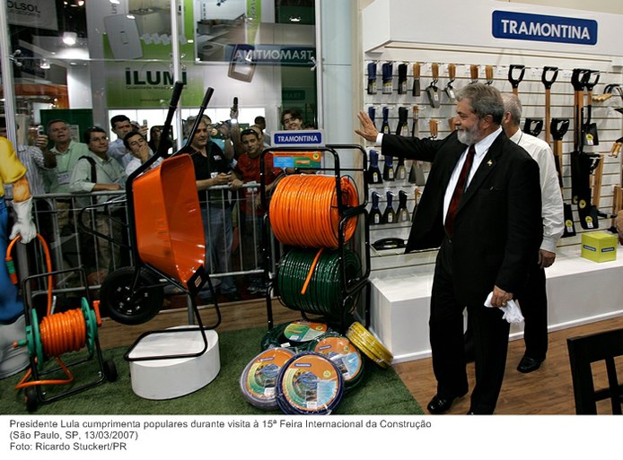 Presidente Lula cumprimenta populares durante visita à 15ª Feira Internacional da Construção.