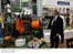 Presidente Lula cumprimenta populares durante visita à 15ª Feira Internacional da Construção.