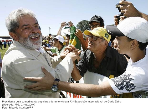 Presidente Lula cumprimenta populares durante visita à 73ª Exposição Internacional de Gado Zebu.