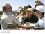 Presidente Lula cumprimenta populares durante visita à 73ª Exposição Internacional de Gado Zebu.