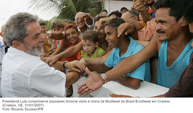 Presidente Lula cumprimenta populares durante visita à Usina de Biodiesel da Brasil Ecodiesel em Crateús.