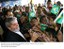 Presidente Lula cumprimenta populares durante visita ao Rio de Janeiro.
