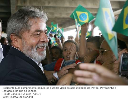 Presidente Lula cumprimenta populares durante visita às comunidades do Pavão, Pavãozinho e Cantagalo, no Rio de Janeiro.