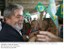 Presidente Lula cumprimenta populares durante visita às comunidades do Pavão, Pavãozinho e Cantagalo, no Rio de Janeiro.