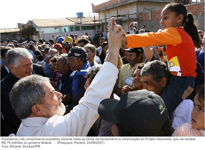 Presidente Lula cumprimenta populares durante visita às obras de saneamento e urbanização do Projeto Guarituba, que vai receber R$ 79 milhões do governo federal.