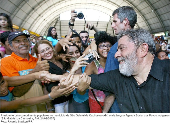 Presidente Lula cumprimenta populares no município de São Gabriel da Cachoeira (AM) onde lança a Agenda Social dos Povos Indígenas.