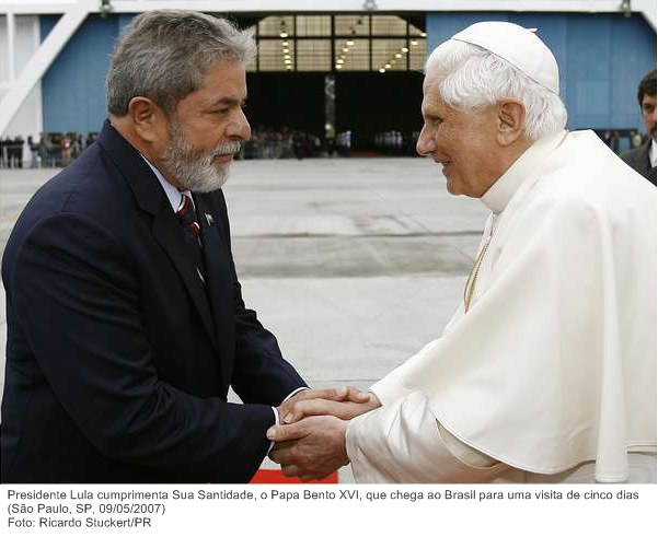 Presidente Lula cumprimenta Sua Santidade, o Papa Bento XVI, que chega ao Brasil para uma visita de cinco dias.