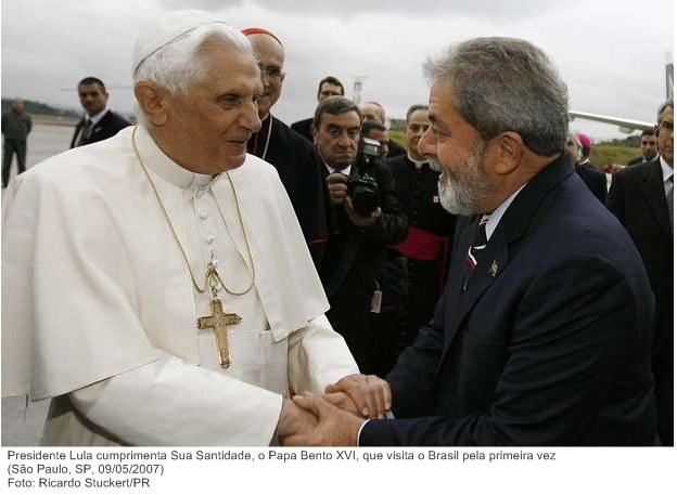 Presidente Lula cumprimenta Sua Santidade, o Papa Bento XVI, que visita o Brasil pela primeira vez.