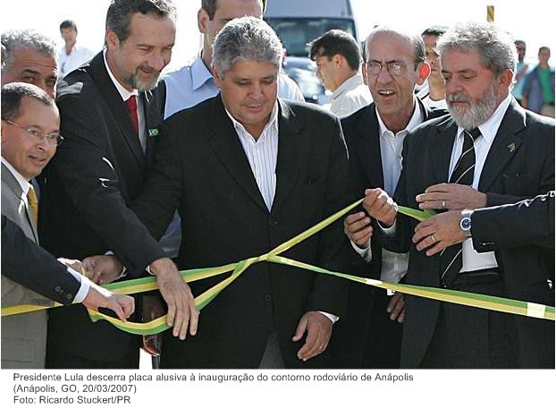 Presidente Lula descerra placa alusiva à inauguração do contorno rodoviário de Anápolis.