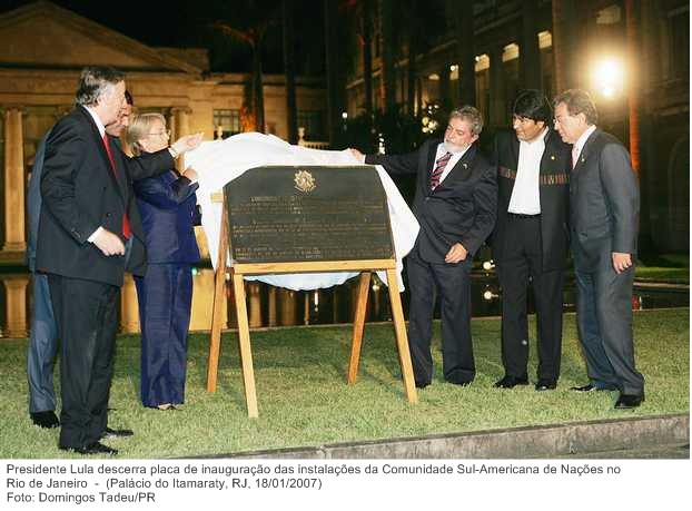 Presidente Lula descerra placa de inauguração das instalações da Comunidade Sul-Americana de Nações no Rio de Janeiro.