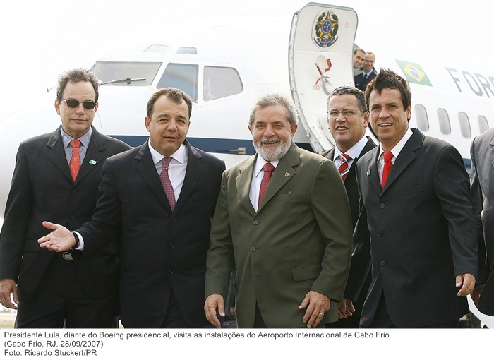 Presidente Lula, diante do Boeing presidencial, visita as instalações do Aeroporto Internacional de Cabo Frio.