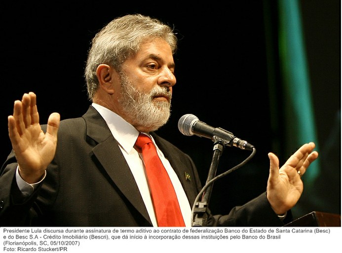 Presidente Lula discursa durante assinatura de termo aditivo ao contrato de federalização Banco do Estado de Santa Catarina (Besc) e do Besc S.A - Crédito Imobiliário (Bescri).