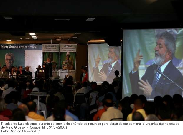 Presidente Lula discursa durante cerimônia de anúncio de recursos para obras de saneamento e urbanização no estado de Mato Grosso.
