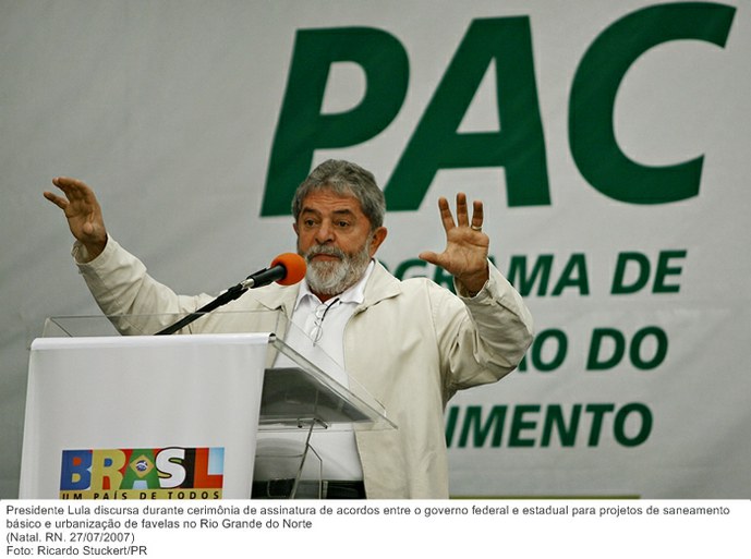 Presidente Lula discursa durante cerimônia de assinatura de acordos entre o governo federal e estadual para projetos de saneamento básico e urbanização de favelas no Rio Grande do Norte.