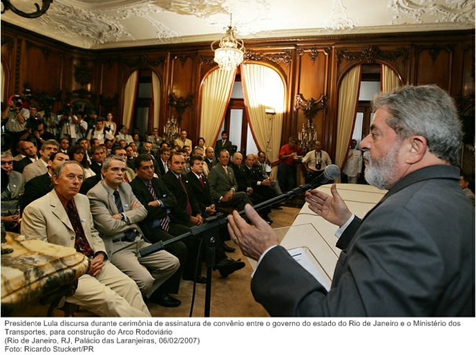 Presidente Lula discursa durante cerimônia de assinatura de convênio entre o governo do estado do Rio de Janeiro e o Ministério dos Transportes, para construção do Arco Rodoviário.