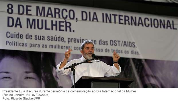 Presidente Lula discursa durante cerimônia de comemoração ao Dia Internacional da Mulher.