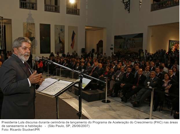 Presidente Lula discursa durante cerimônia de lançamento do Programa de Aceleração do Crescimento (PAC) nas áreas de saneamento e habitação.