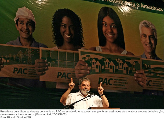 Presidente Lula discursa durante cerimônia do PAC no estado do Amazonas, em que foram assinados atos relativos a obras de habitação, saneamento e transportes.