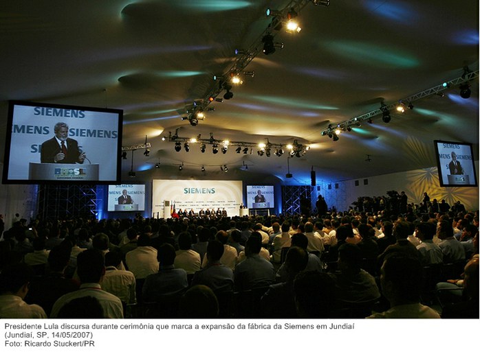 Presidente Lula discursa durante cerimônia que marca a expansão da fábrica da Siemens em Jundiaí.