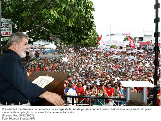 Presidente Lula discursa na cerimônia de entrega de termo de posse a comunidades ribeirinhas e lançamento do plano nacional de ampliação do acesso à documentação básica.