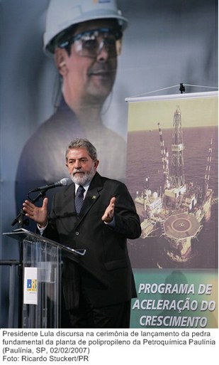 Presidente Lula discursa na cerimônia de lançamento da pedra fundamental da planta de polipropileno da Petroquímica Paulínia.