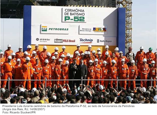 Presidente Lula durante cerimônia de batismo da Plataforma P-52, ao lado de funcionários da Petrobras.