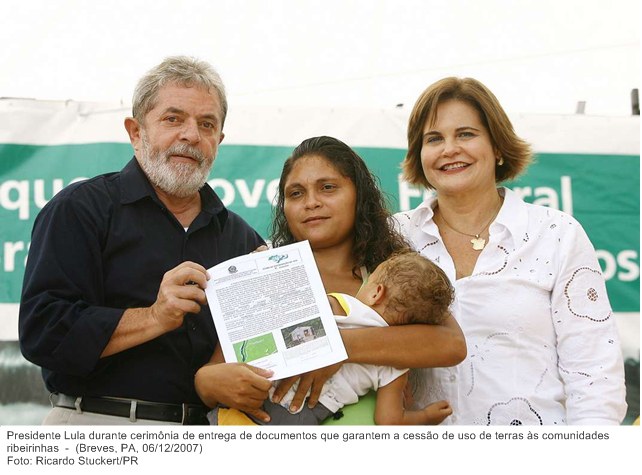 Presidente Lula durante cerimônia de entrega de documentos que garantem a cessão de uso de terras às comunidades ribeirinhas.