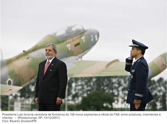 Presidente Lula durante cerimônia de formatura de 158 novos aspirantes-a-oficial da FAB, entre aviadores, intendentes e infantes.