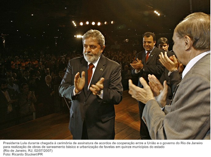 Presidente Lula durante chegada à cerimônia de assinatura de acordos de cooperação entre a União e o governo do Rio de Janeiro para realização de obras de saneamento básico e urbanização.
