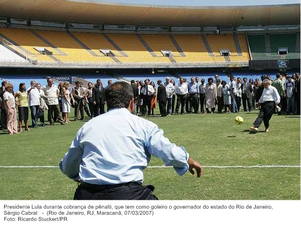 Presidente Lula durante cobrança de pênalti, que tem como goleiro o governador do estado do Rio de Janeiro, Sérgio Cabral.