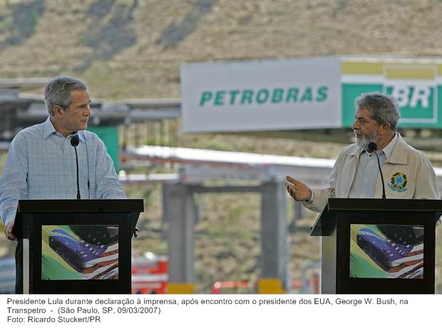 Presidente Lula durante declaração à imprensa, após encontro com o presidente dos EUA, George W. Bush, na Transpetro.