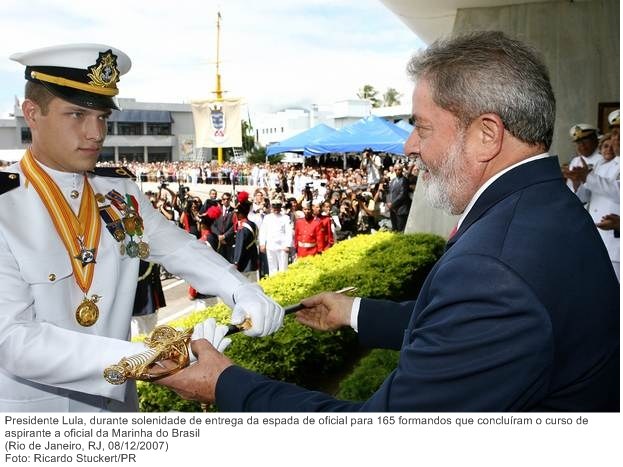 Presidente Lula, durante solenidade de entrega da espada de oficial para 165 formandos que concluíram o curso de aspirante a oficial da Marinha do Brasil.