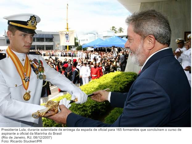 Presidente Lula, durante solenidade de entrega da espada de oficial para 165 formandos que concluíram o curso de aspirante a oficial da Marinha do Brasil.