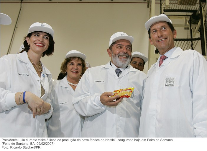 Presidente Lula durante visita à linha de produção da nova fábrica da Nestlé, inaugurada hoje em Feira de Santana.