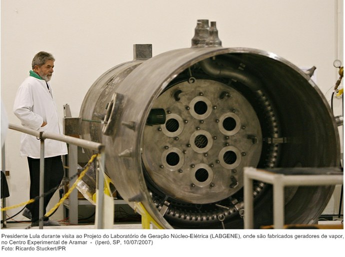 Presidente Lula durante visita ao Projeto do Laboratório de Geração Núcleo-Elétrica (LABGENE), onde são fabricados geradores de vapor, no Centro Experimental de Aramar.