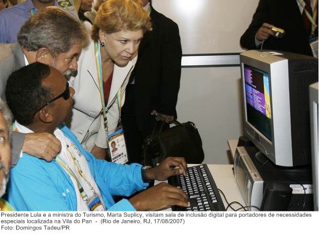 Presidente Lula e a ministra do Turismo, Marta Suplicy, visitam sala de inclusão digital para portadores de necessidades especiais localizada na Vila do Pan.