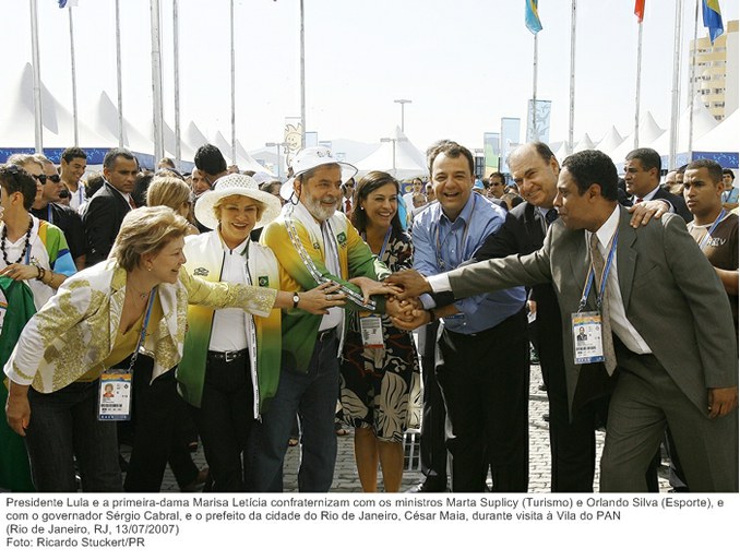 Presidente Lula e a primeira-dama Marisa durante visita à Vila do PAN.