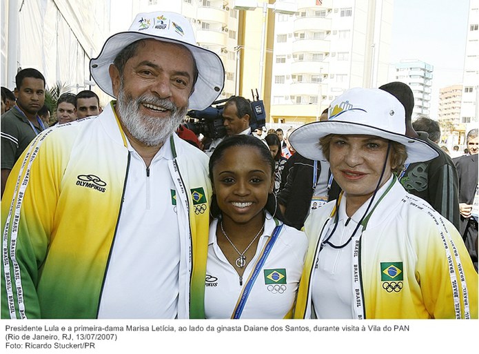 Presidente Lula e a primeira-dama Marisa Letícia, ao lado da ginasta Daiane dos Santos, durante visita à Vila do PAN.