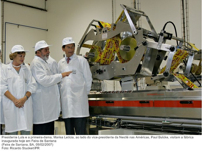 Presidente Lula e a primeira-dama, Marisa Letícia, ao lado do vice-presidente da Nestlé nas Américas, Paul Bulcke, visitam a fábrica inaugurada hoje em Feira de Santana.